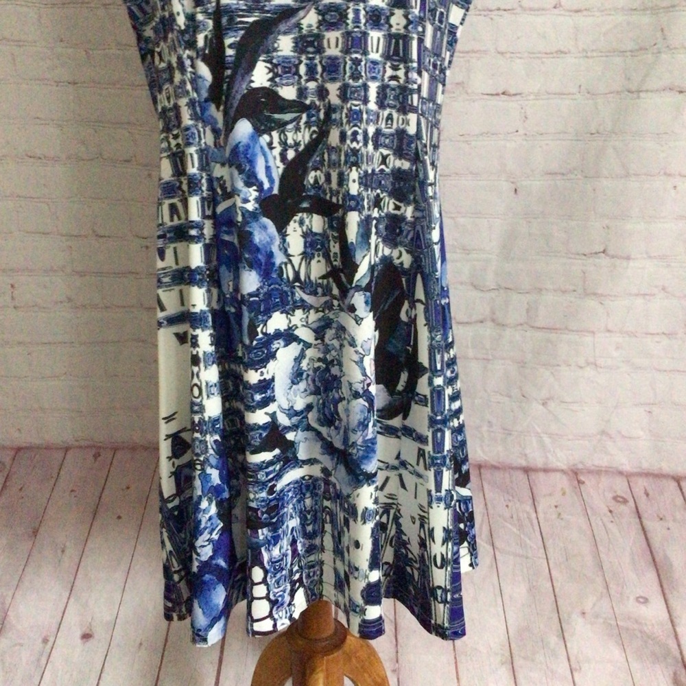 Lily by Firmiana Blue and White Floral Short Sleeve Dress - Size XL - Picture 3 of 9